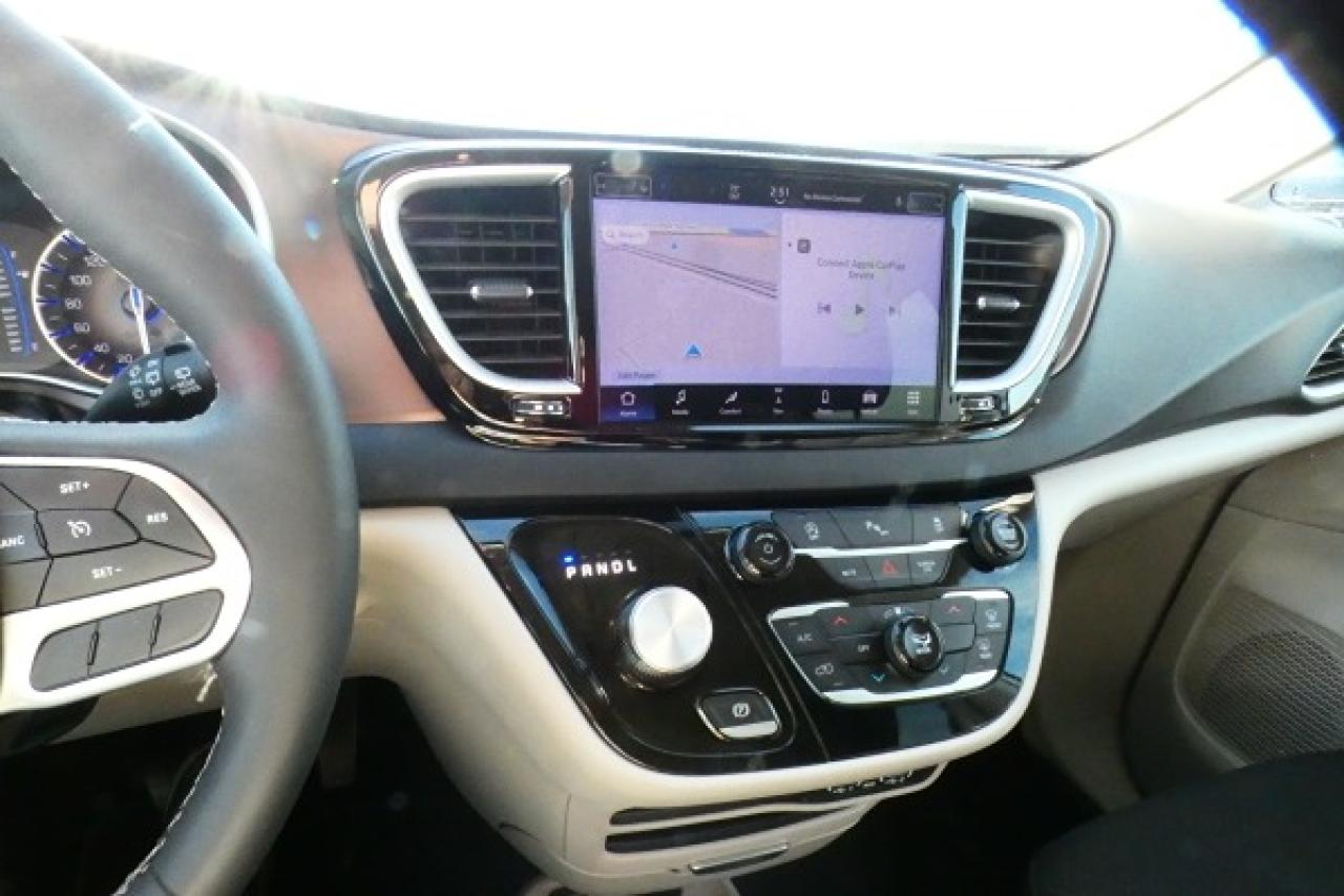 2024 Chrysler Grand Caravan SXT 2WD w/Htd cloth, NAV, BUC - Photo #16