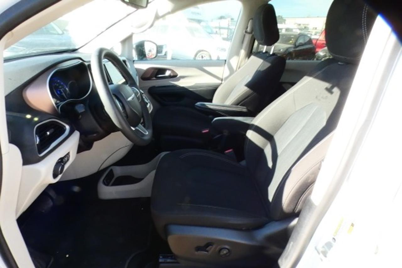 2024 Chrysler Grand Caravan SXT 2WD w/Htd cloth, NAV, BUC - Photo #11