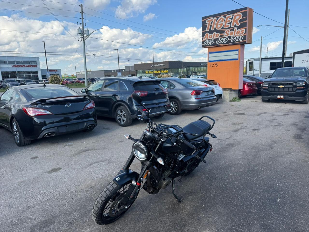 Used 2023 HUSQVARNA TE300i VITPILEN 401, LOW KMS, UNDER 2000KMS, BRANDED for sale in London, ON