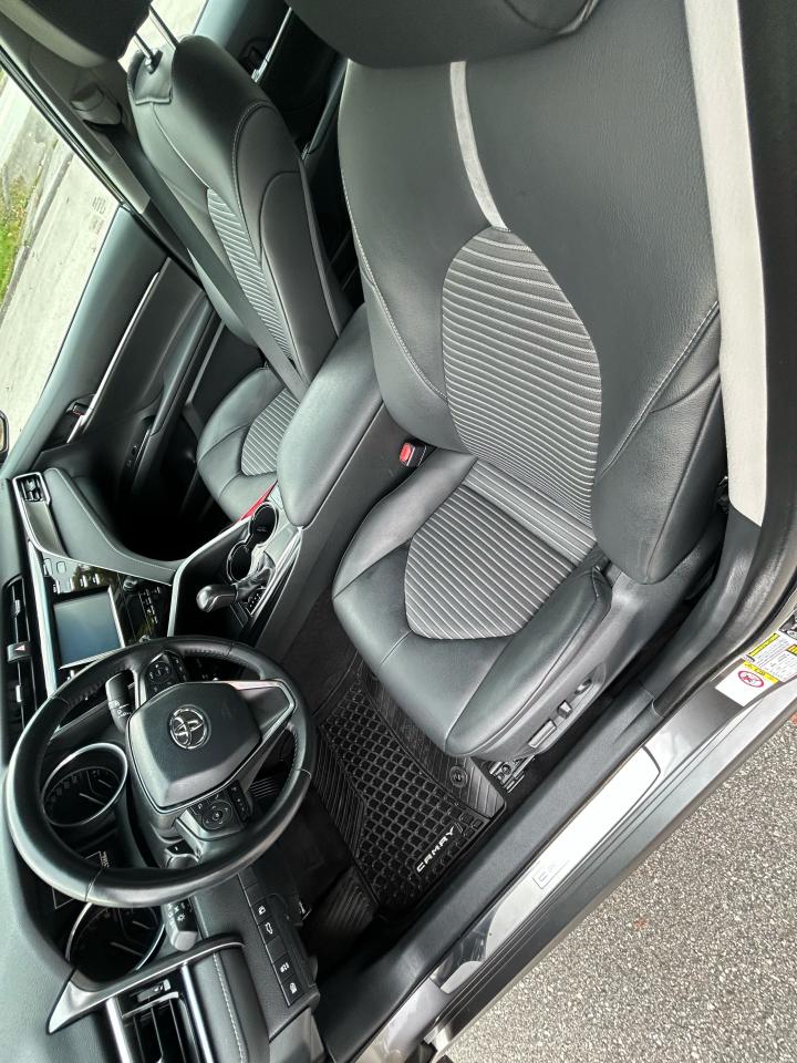 2018 Toyota Camry SE - Photo #9
