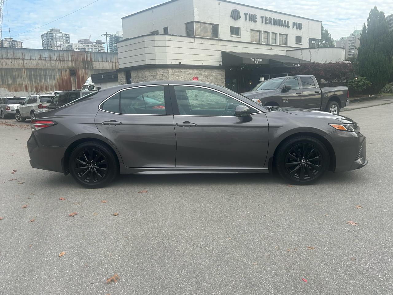 2018 Toyota Camry SE - Photo #5