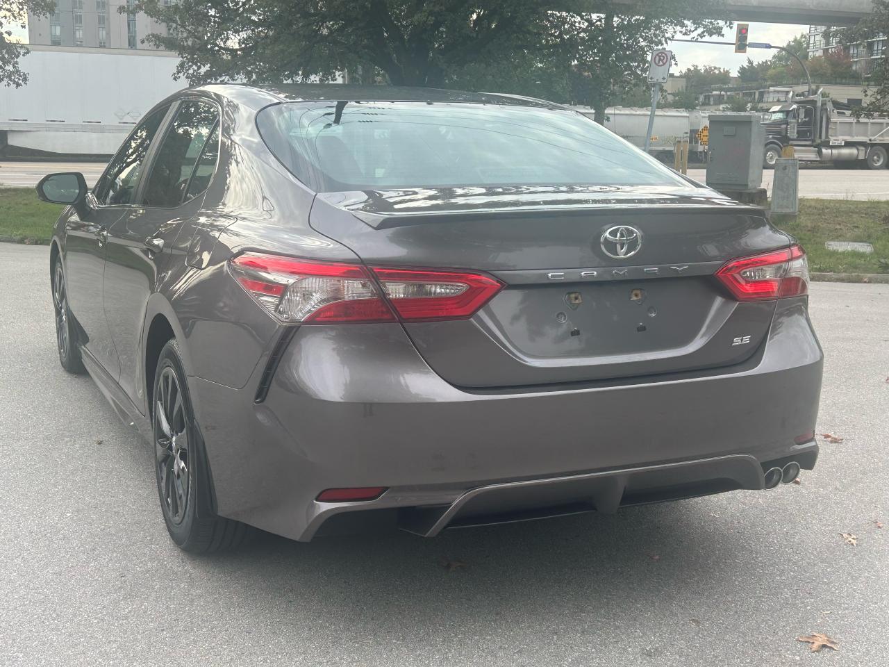 2018 Toyota Camry SE - Photo #3
