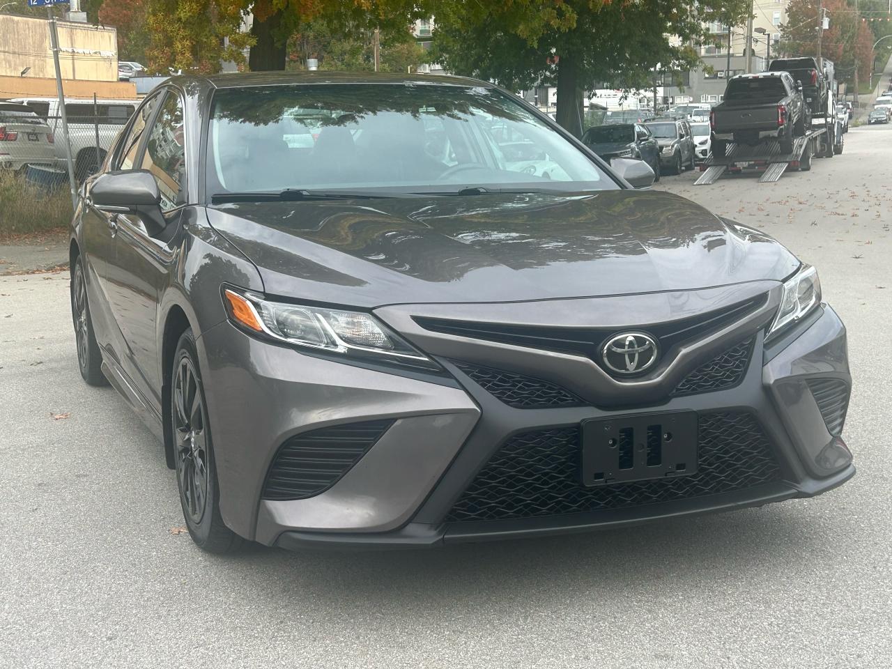 2018 Toyota Camry SE - Photo #4