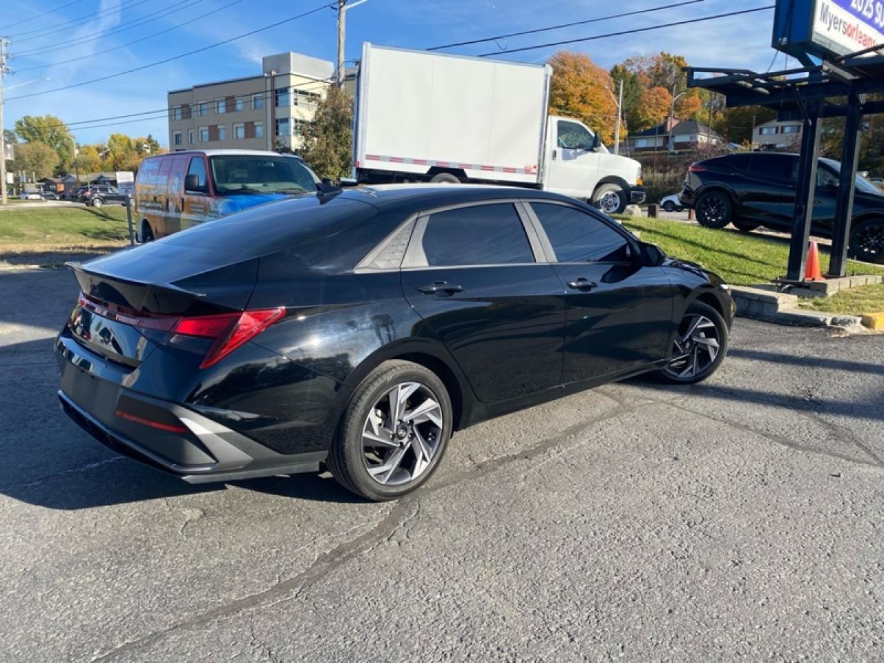 2024 Hyundai Elantra Preferred IVT Photo4