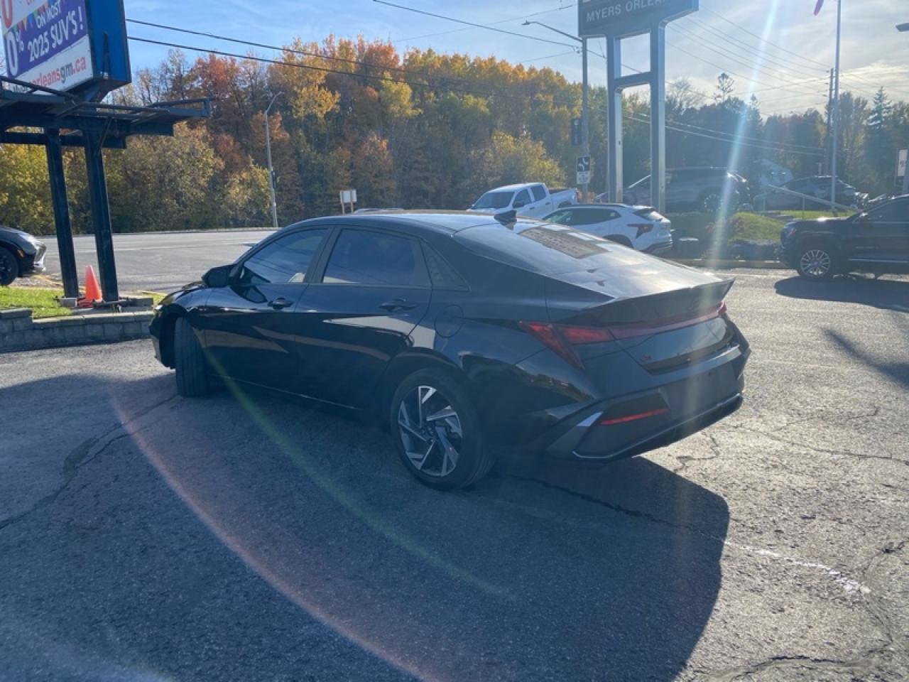 2024 Hyundai Elantra Preferred IVT Photo2