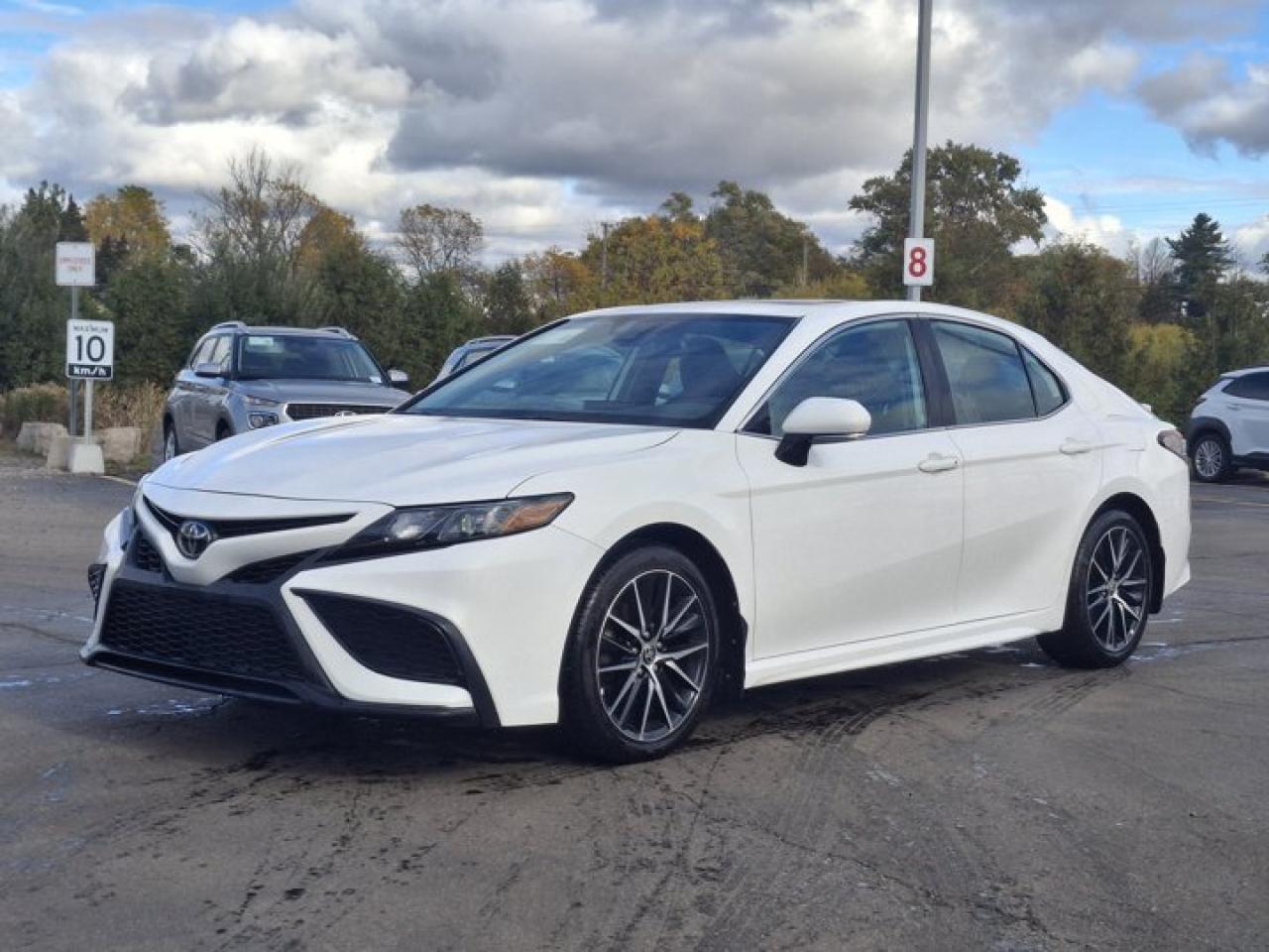 Used 2022 Toyota Camry SE AWD | Sunroof | Leather | Heated Seats | CarPlay + Android | Rear Camera | Power Seat and More ! for sale in Guelph, ON