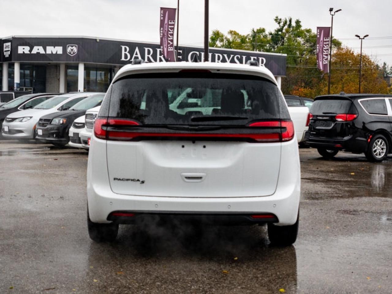 2026 Chrysler Pacifica Select Photo