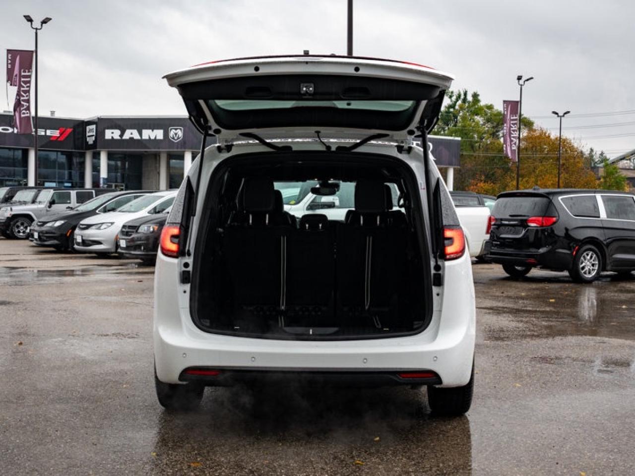 2026 Chrysler Pacifica Select Photo