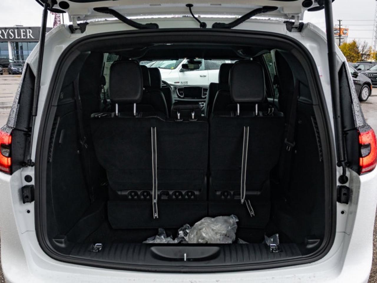 2026 Chrysler Pacifica Select Photo