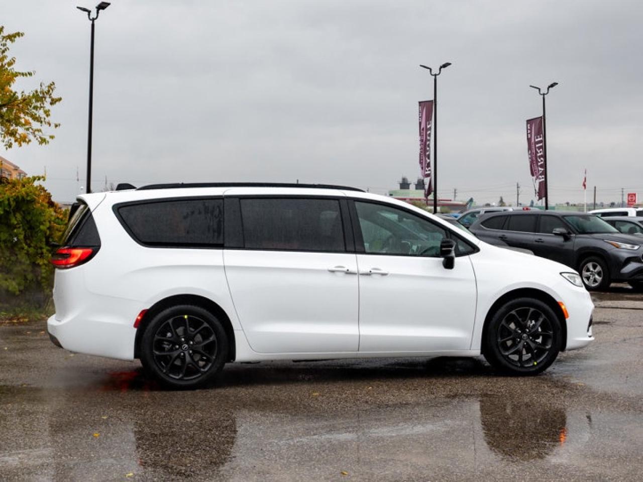 2026 Chrysler Pacifica Select Photo