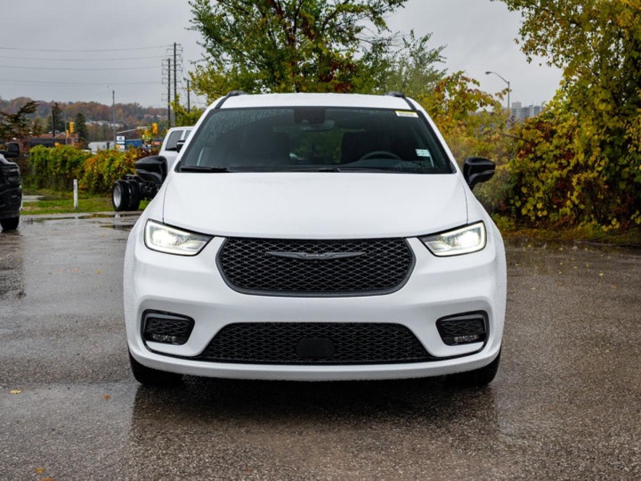 2026 Chrysler Pacifica Select Photo