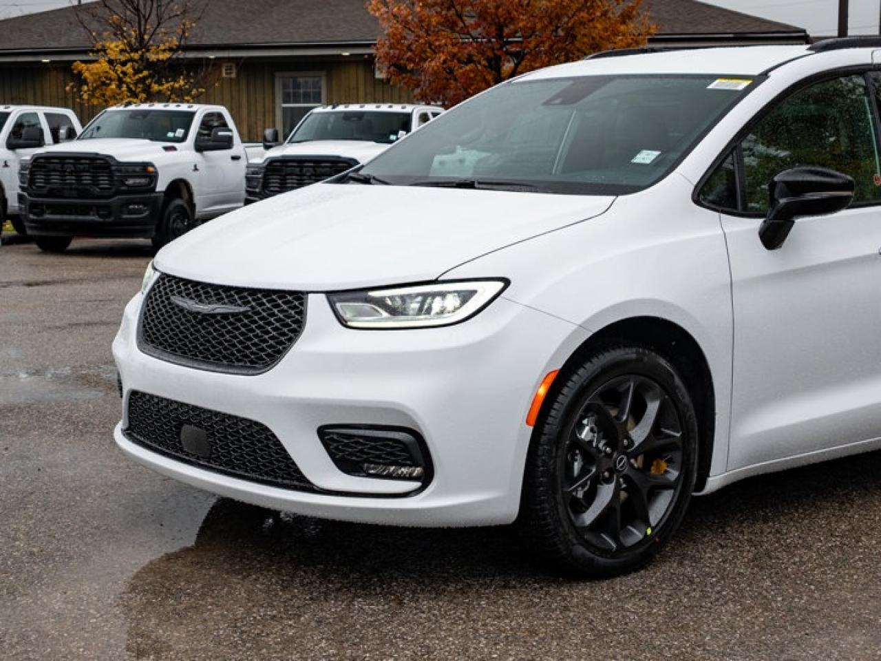 2026 Chrysler Pacifica Select Photo