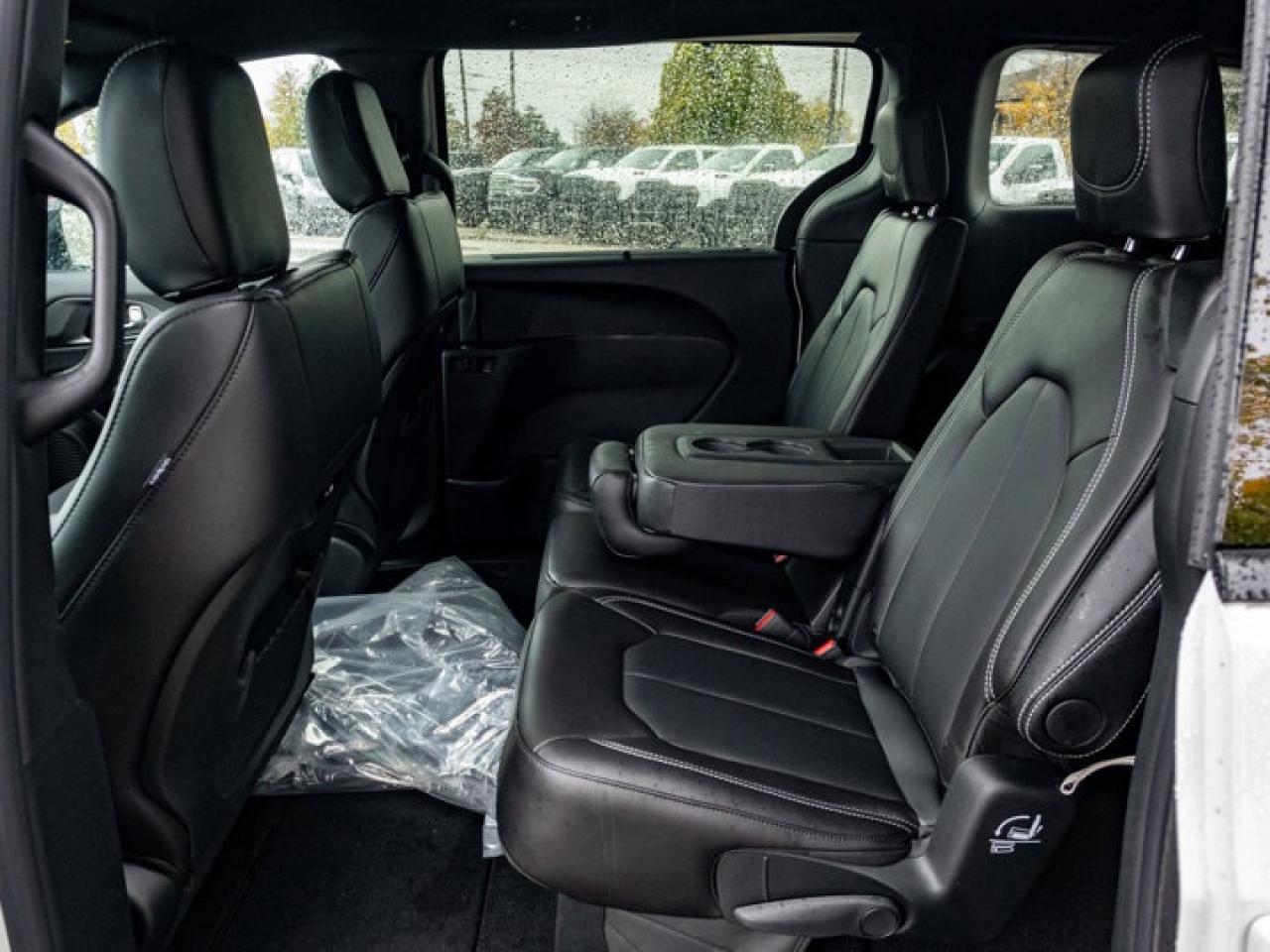 2026 Chrysler Pacifica Select Photo