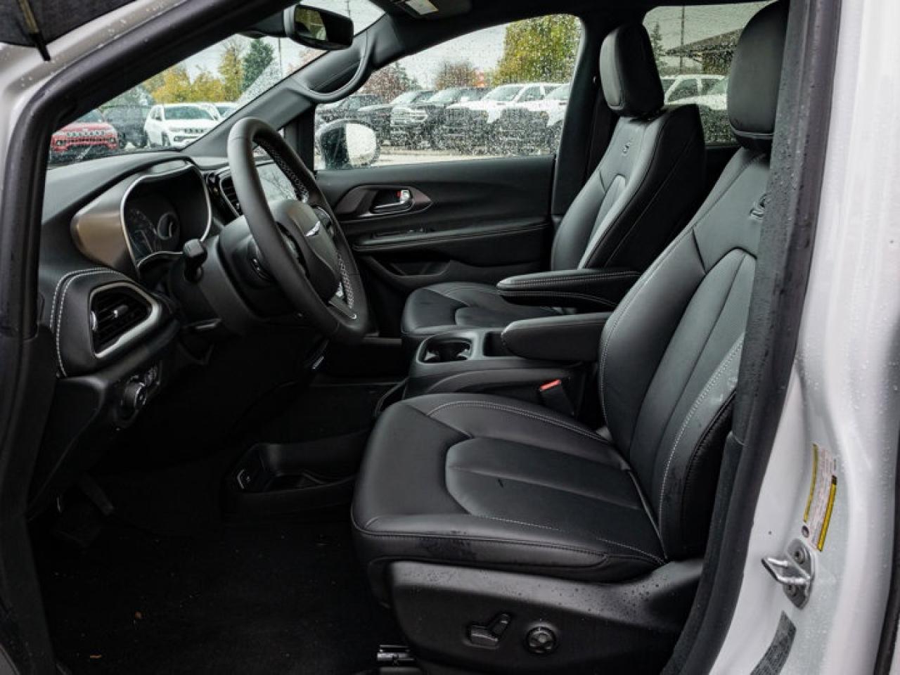 2026 Chrysler Pacifica Select Photo