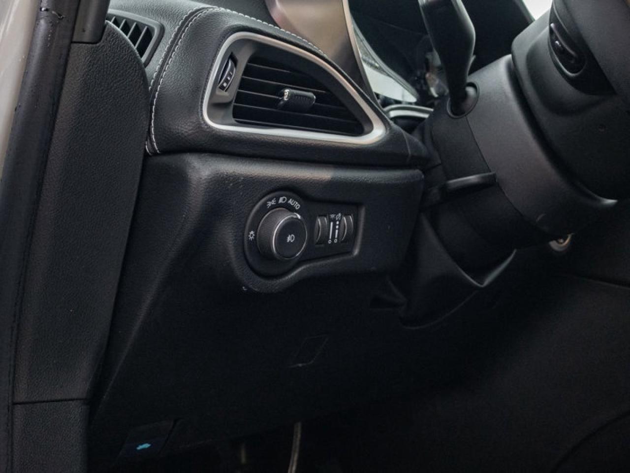 2026 Chrysler Pacifica Select Photo