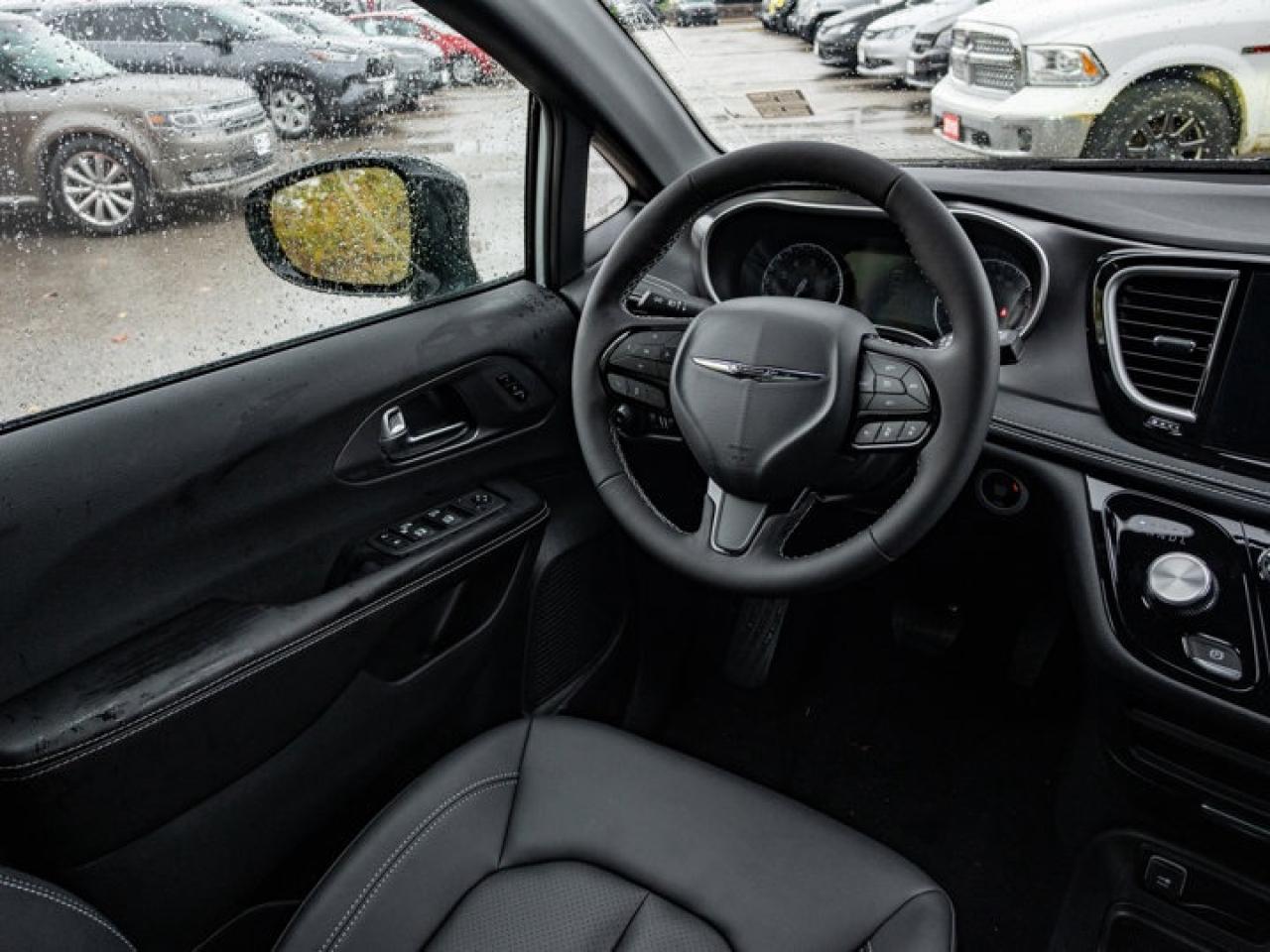 2026 Chrysler Pacifica Select Photo