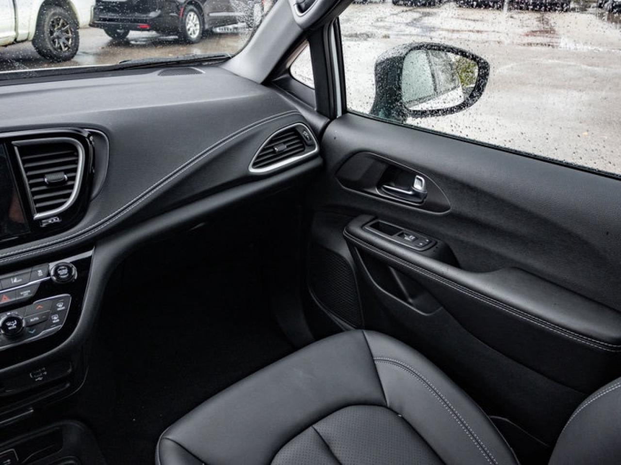 2026 Chrysler Pacifica Select Photo