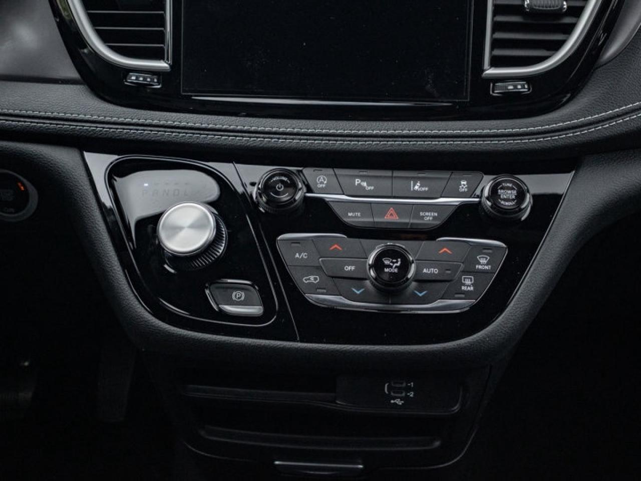 2026 Chrysler Pacifica Select Photo