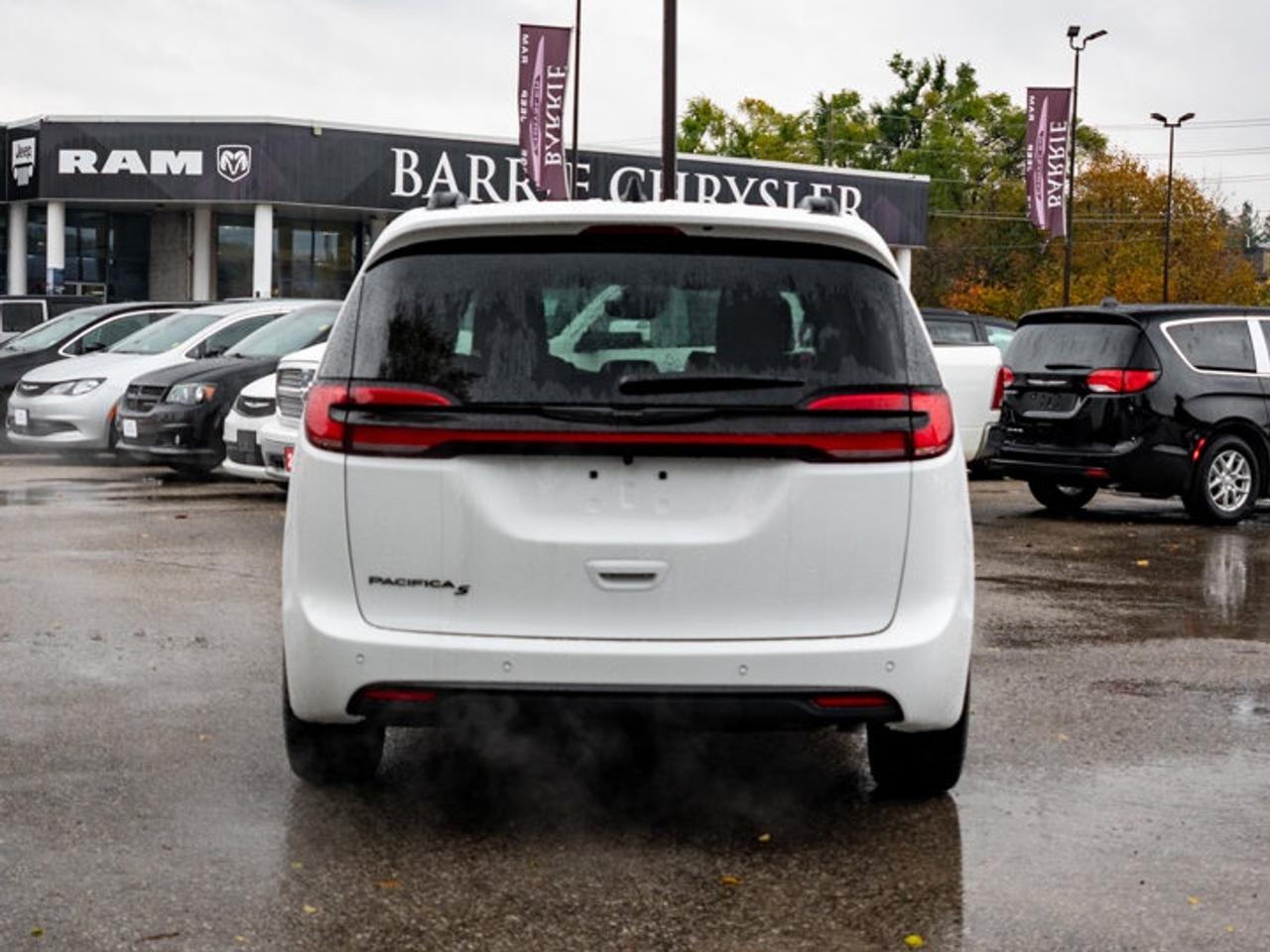 2026 Chrysler Pacifica Select Photo4