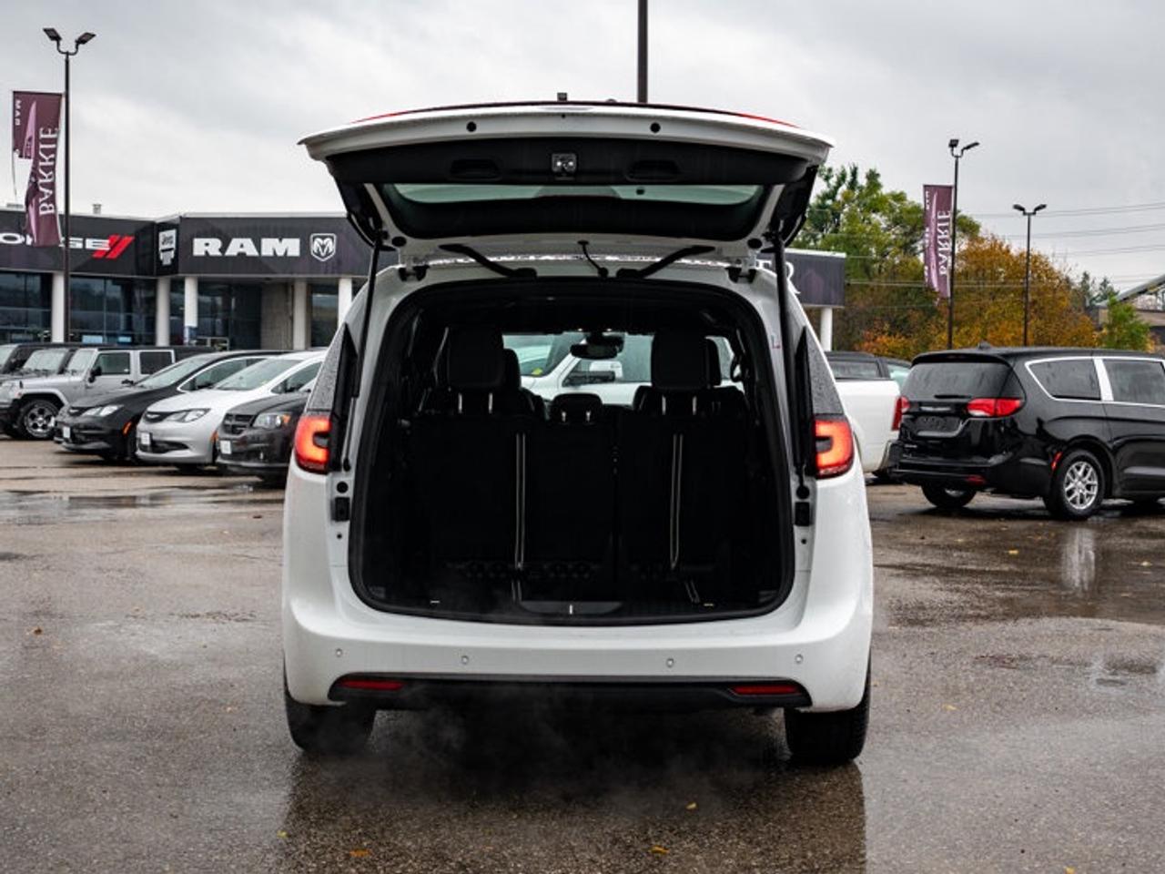 2026 Chrysler Pacifica Select Photo