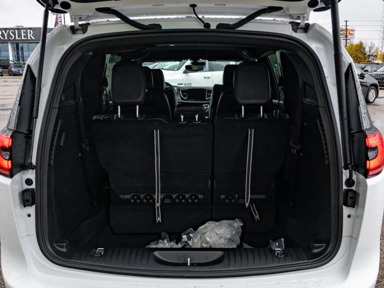 2026 Chrysler Pacifica Select Photo
