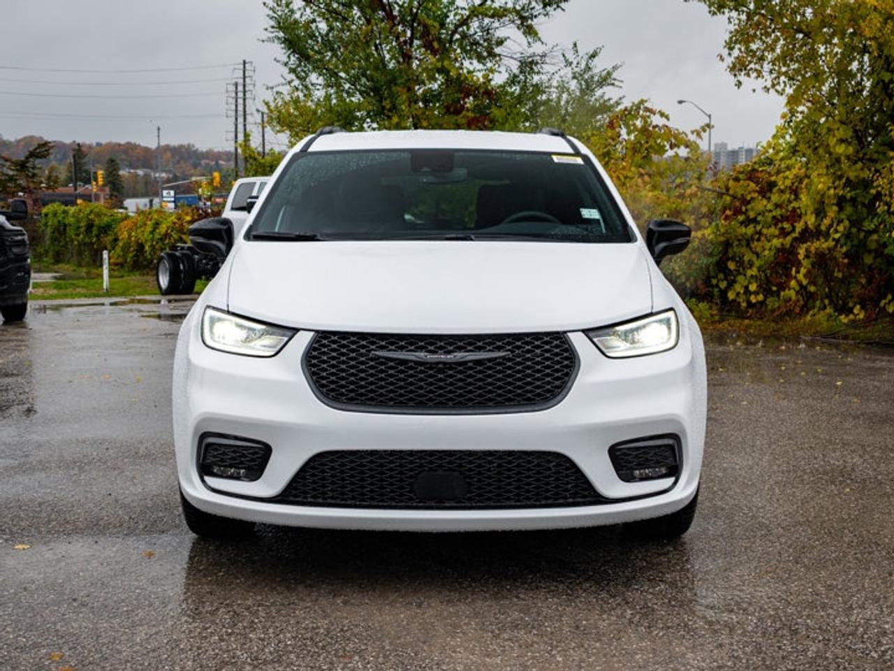 2026 Chrysler Pacifica Select Photo