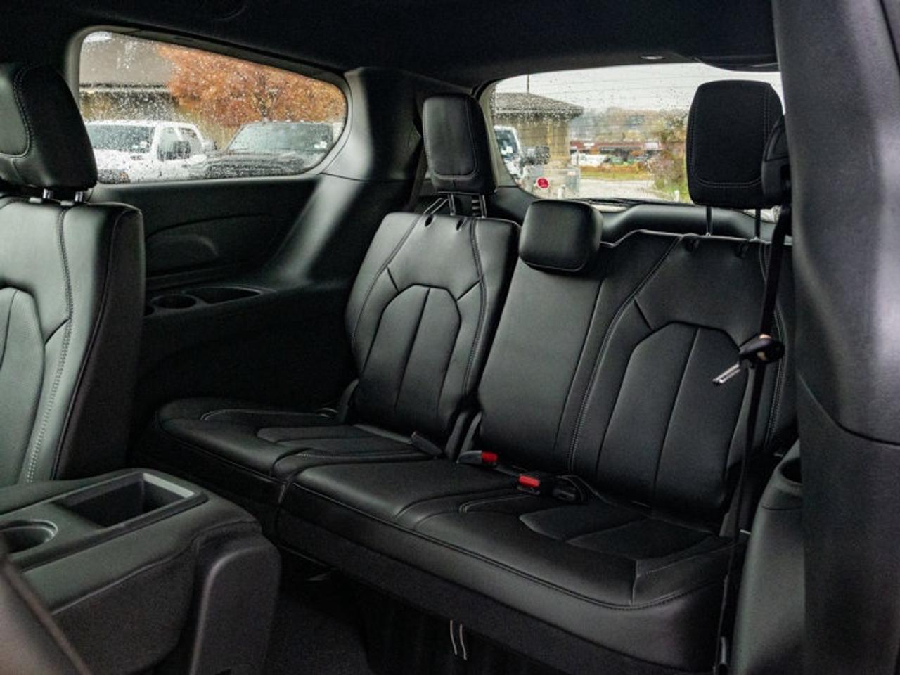2026 Chrysler Pacifica Select Photo