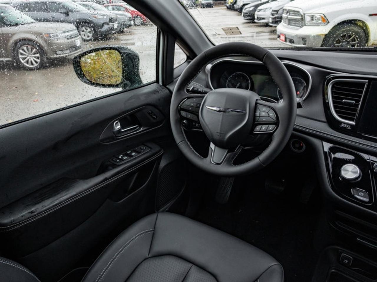 2026 Chrysler Pacifica Select Photo