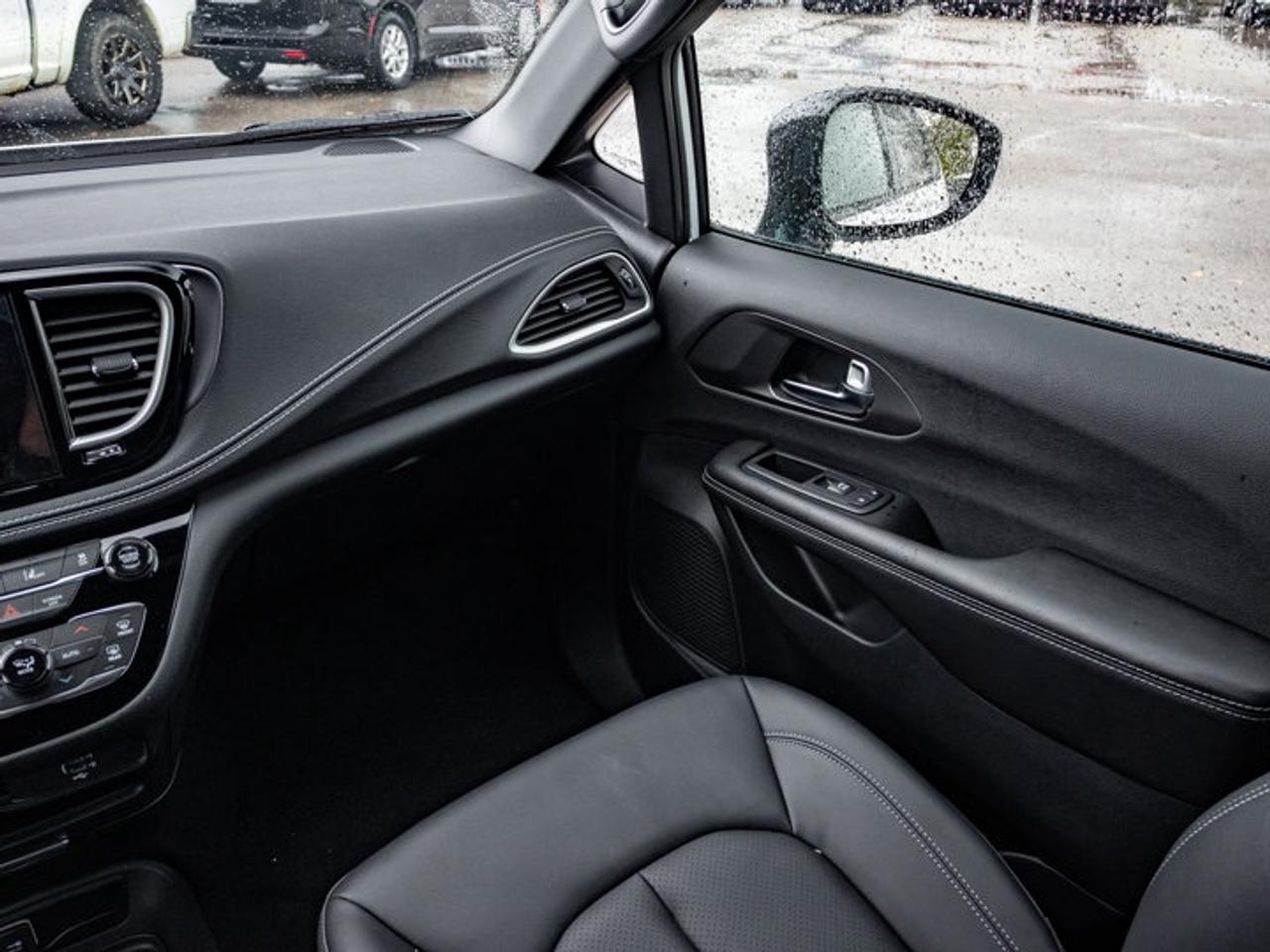 2026 Chrysler Pacifica Select Photo