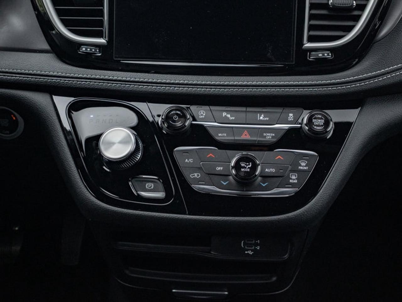 2026 Chrysler Pacifica Select Photo