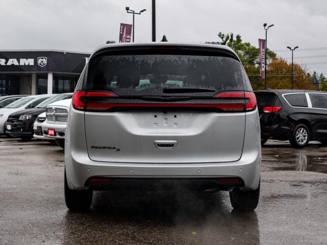 2026 Chrysler Pacifica Select Photo