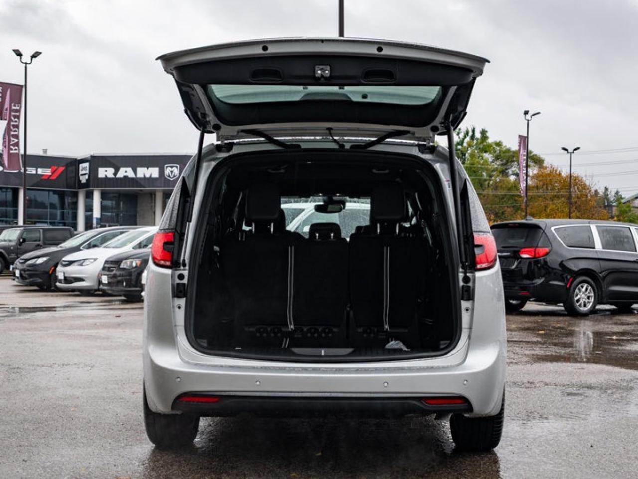 2026 Chrysler Pacifica Select Photo