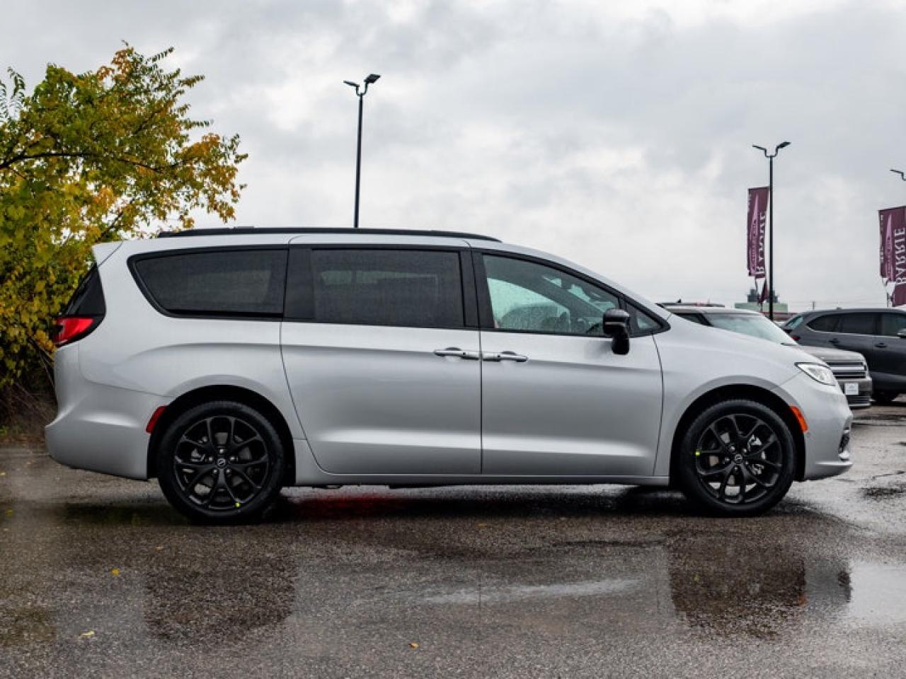 2026 Chrysler Pacifica Select Photo