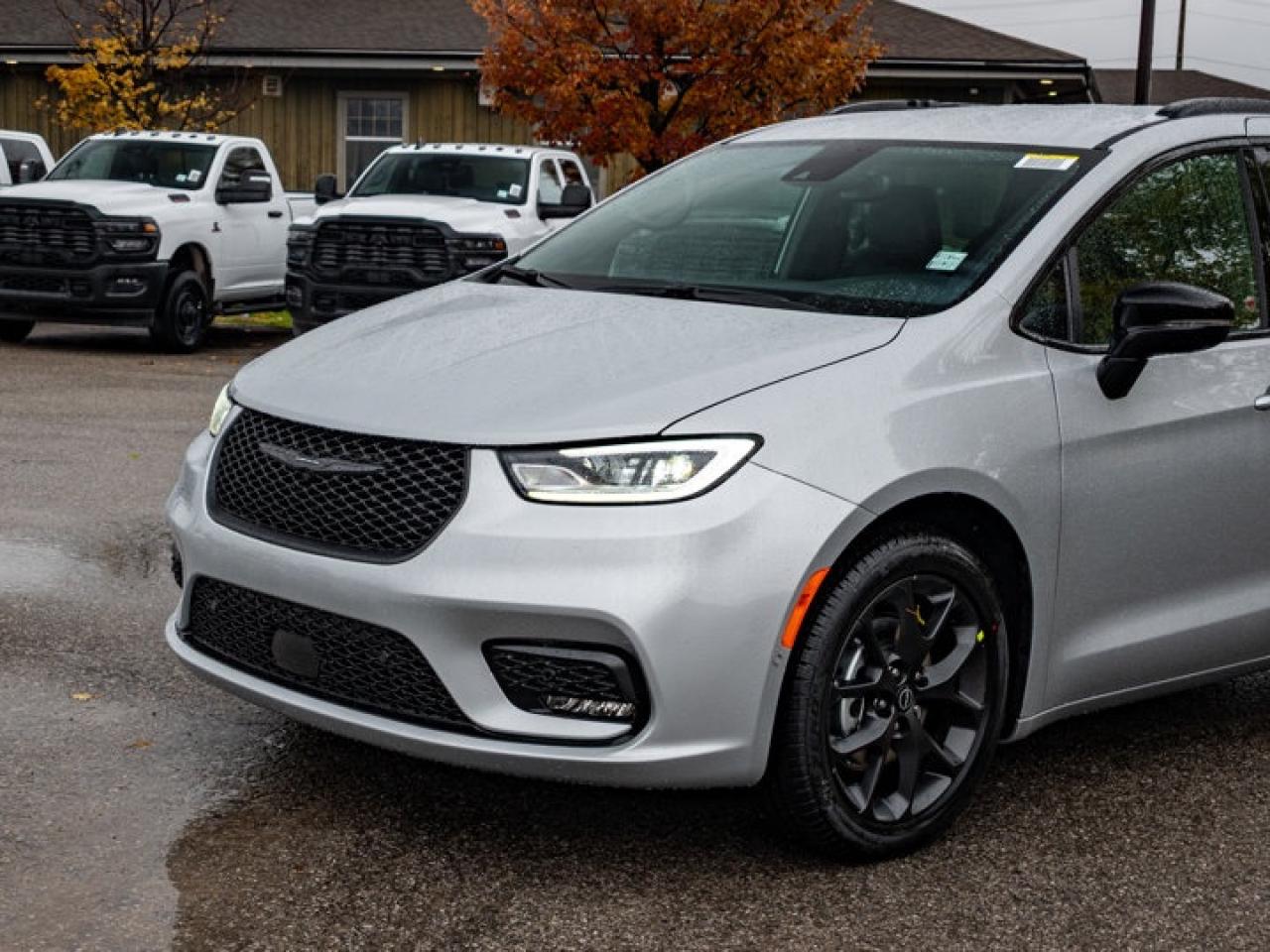 2026 Chrysler Pacifica Select Photo