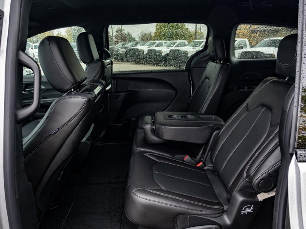 2026 Chrysler Pacifica Select Photo