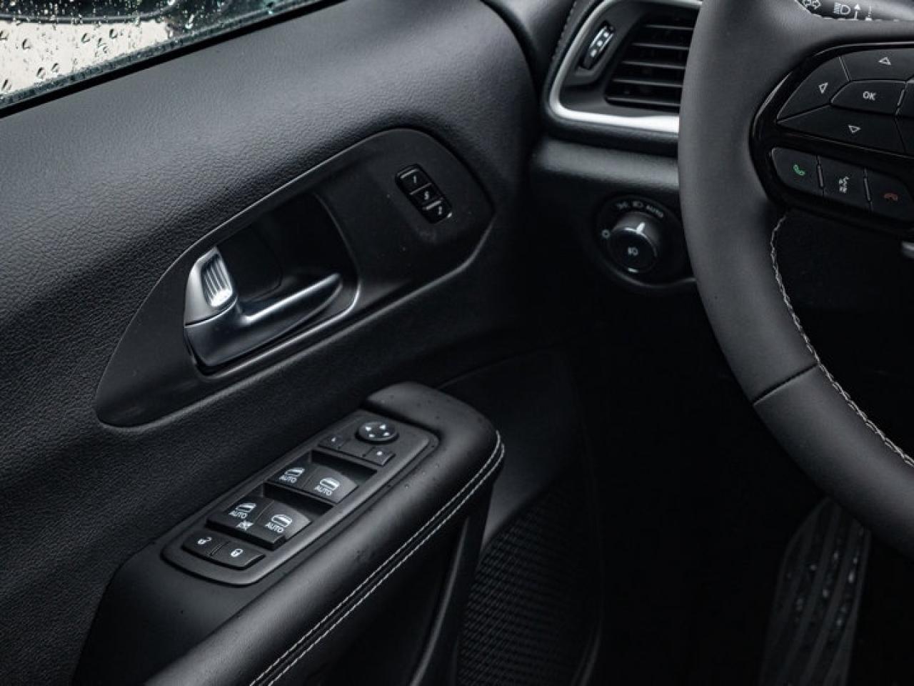 2026 Chrysler Pacifica Select Photo