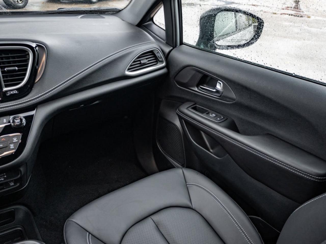 2026 Chrysler Pacifica Select Photo