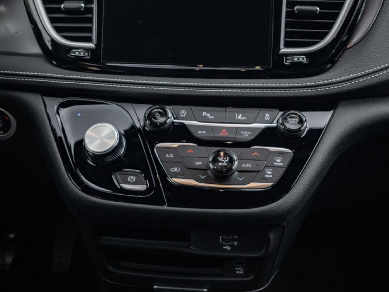 2026 Chrysler Pacifica Select Photo