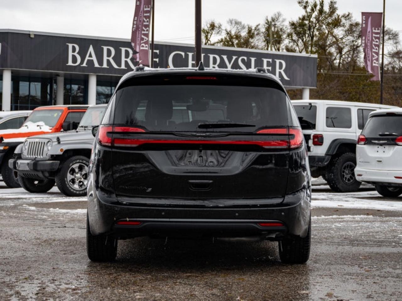 2026 Chrysler Pacifica Select Photo