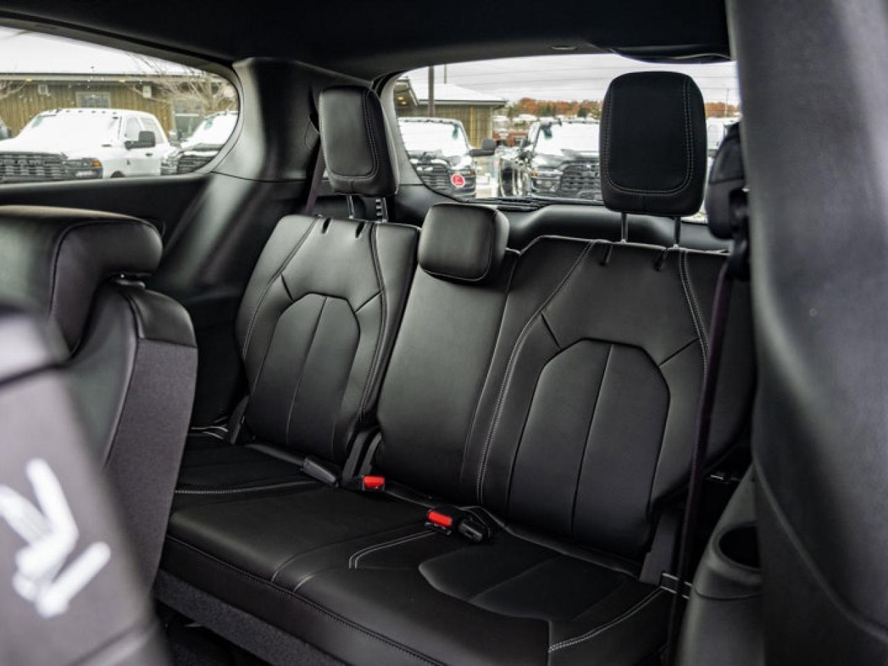 2026 Chrysler Pacifica Select Photo