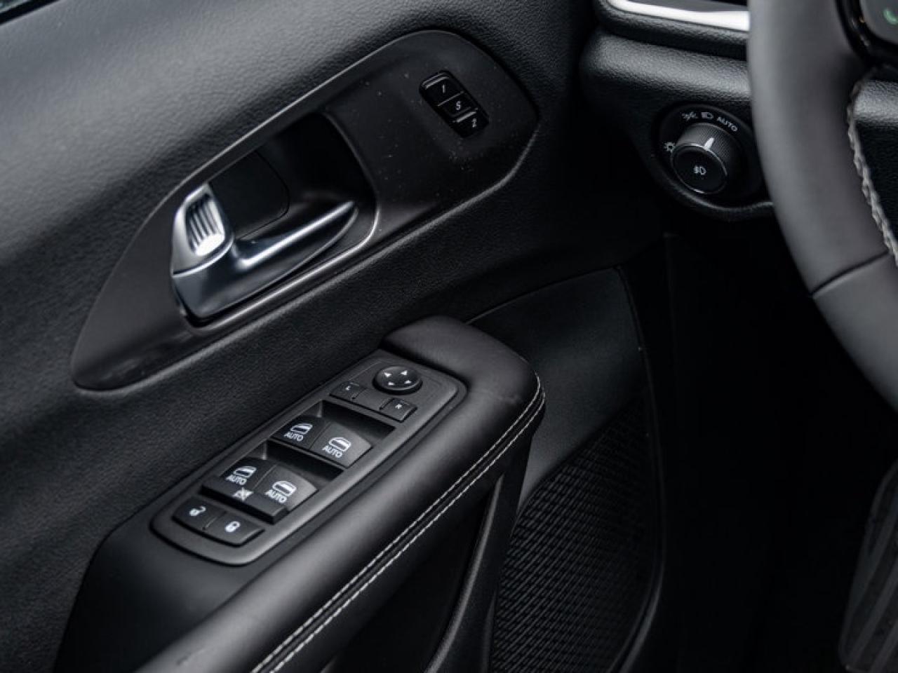 2026 Chrysler Pacifica Select Photo