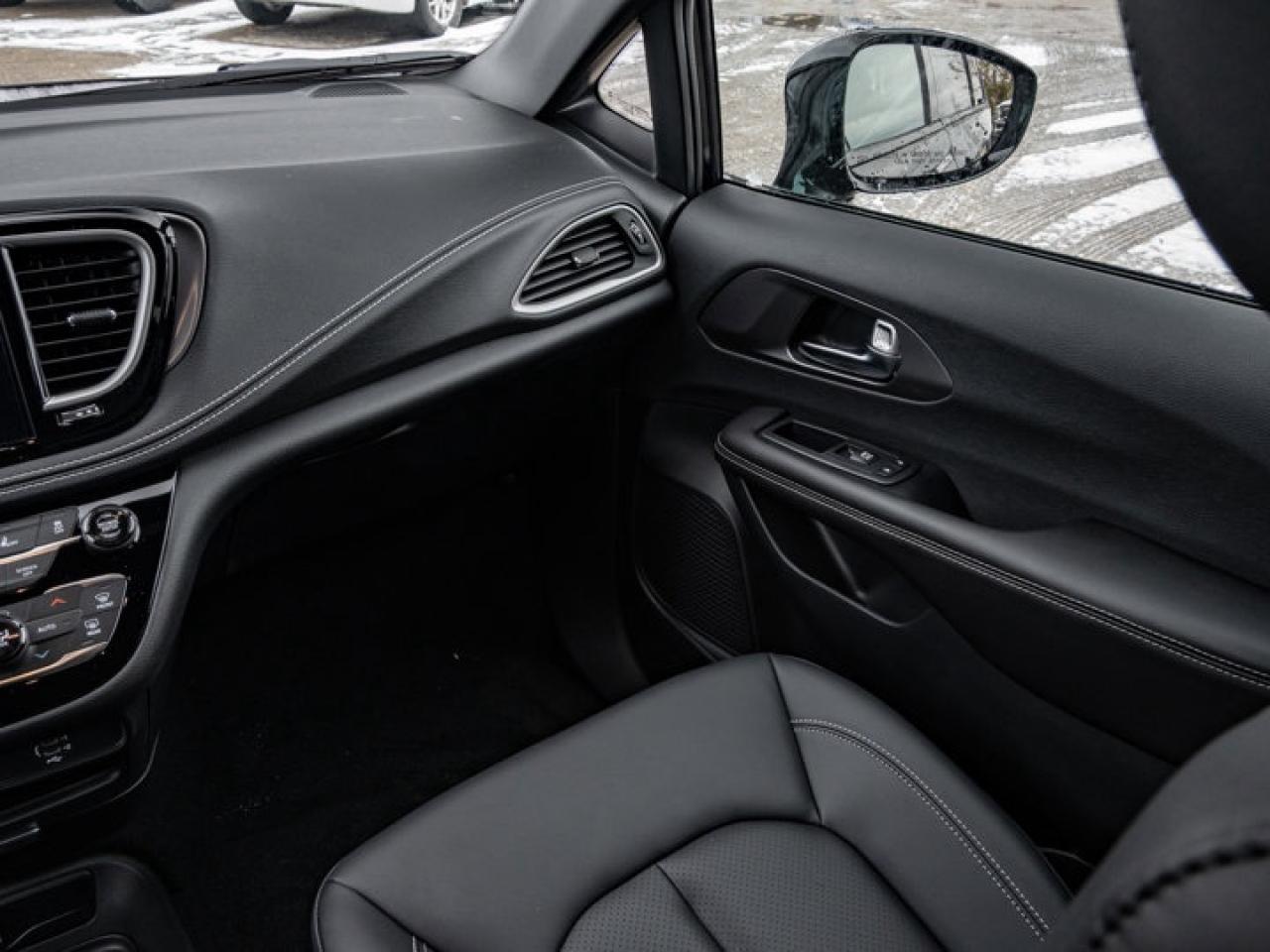 2026 Chrysler Pacifica Select Photo