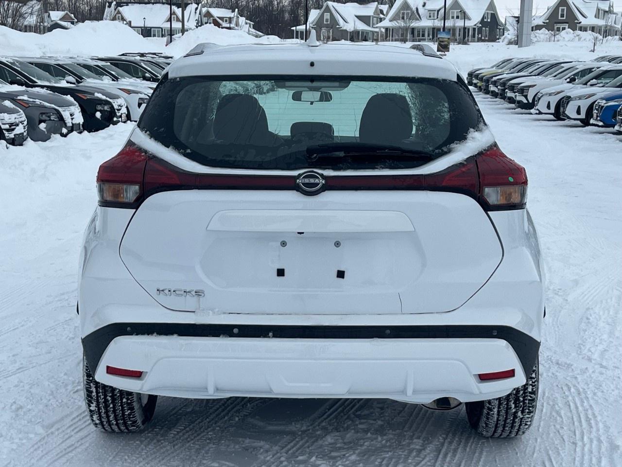 2025 Nissan Kicks Play SV FWD Photo