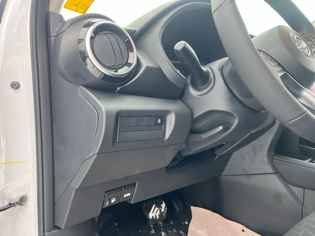 2025 Nissan Kicks Play SV FWD Photo