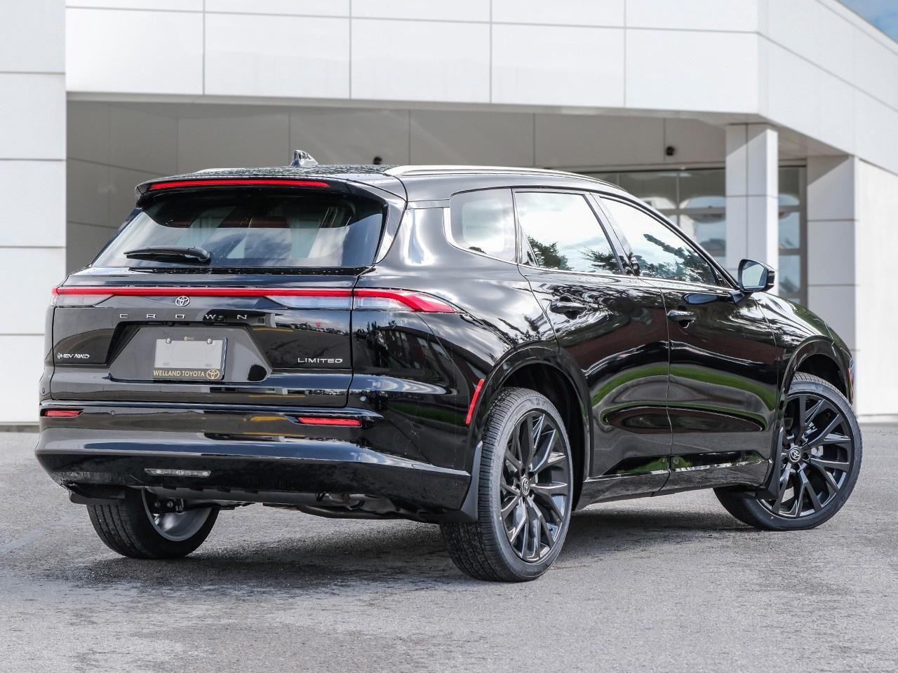 2025 Toyota Crown Signia Limited Photo