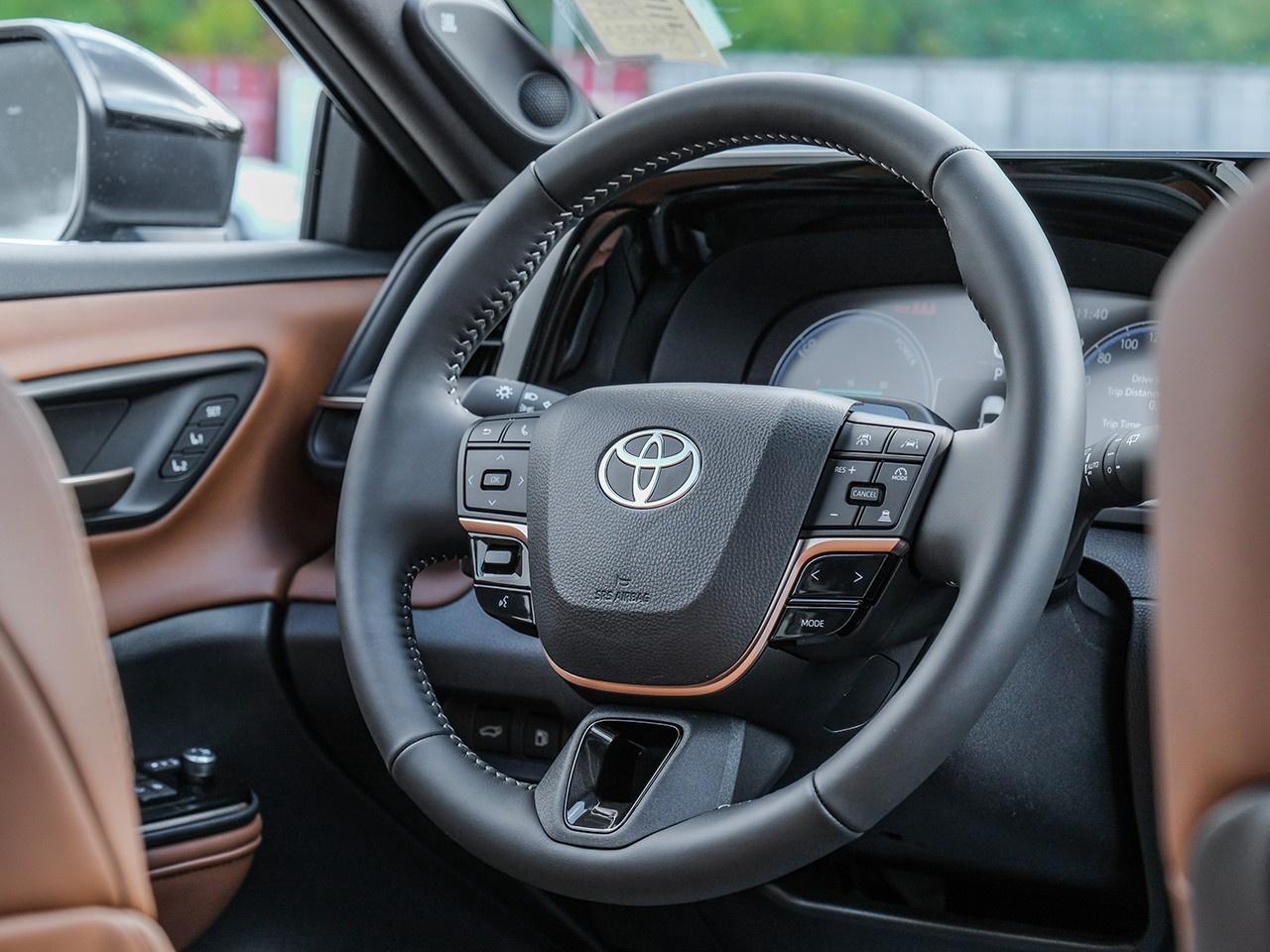 2025 Toyota Crown Signia Limited Photo