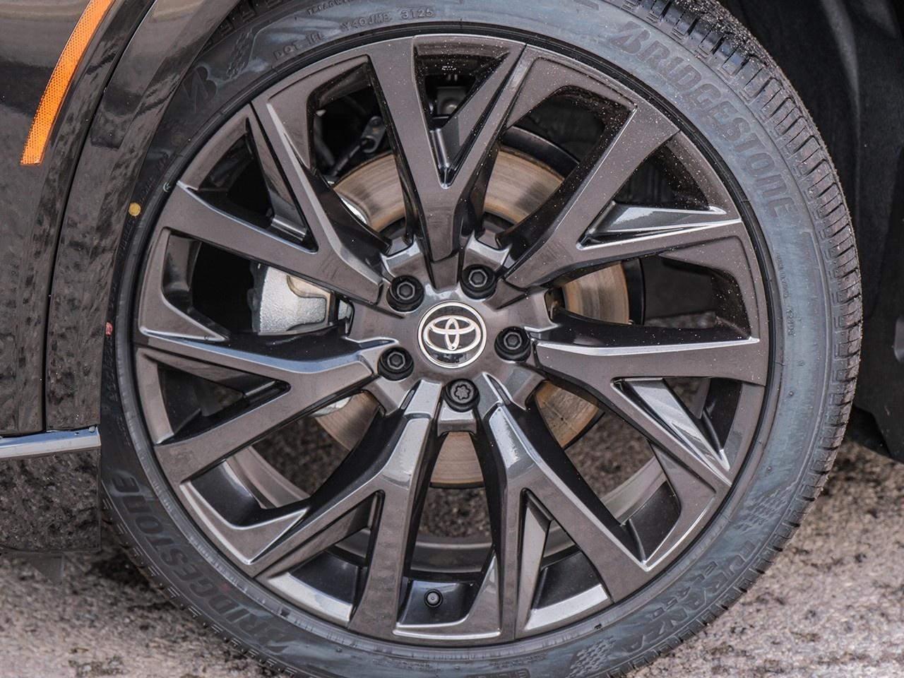 2025 Toyota Crown Signia Limited Photo