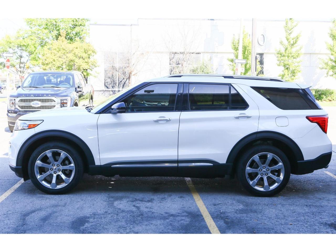 2020 Ford Explorer Platinum AWD | Panoramic Roof | Navigation | 6 Passenger Photo3