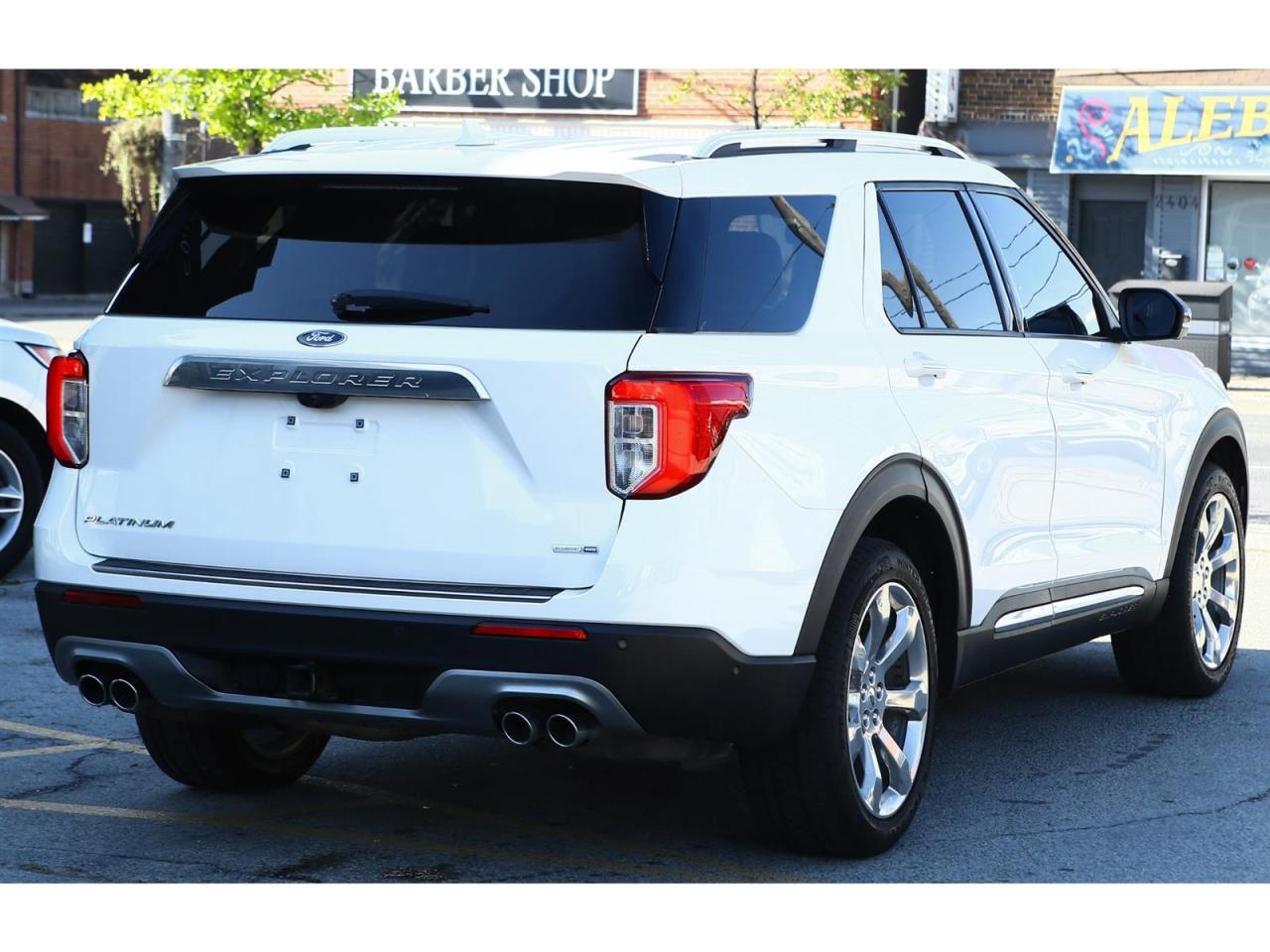 2020 Ford Explorer Platinum AWD | Panoramic Roof | Navigation | 6 Passenger Photo
