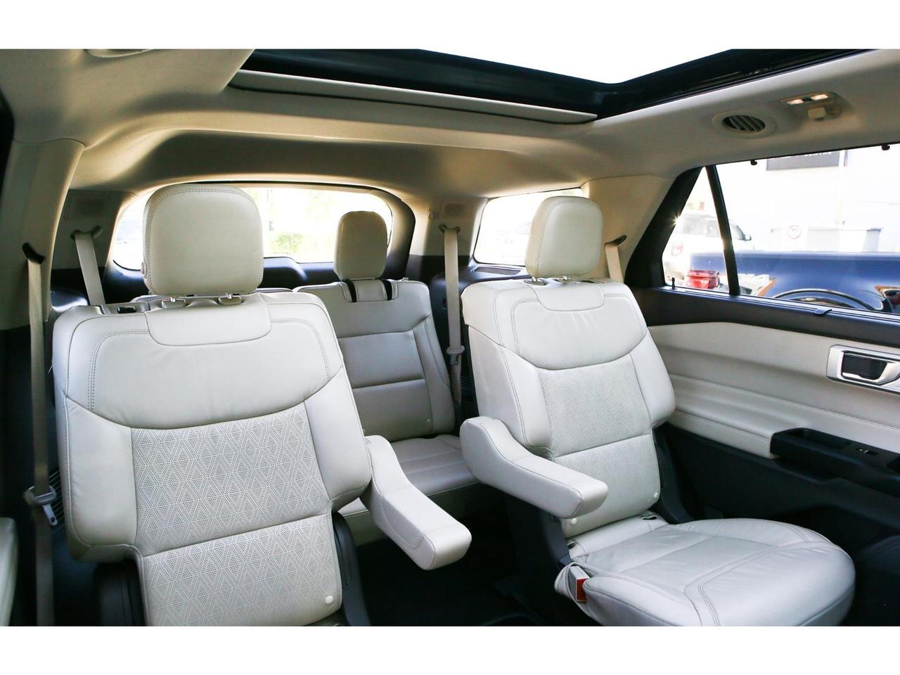 2020 Ford Explorer Platinum AWD | Panoramic Roof | Navigation | 6 Passenger Photo